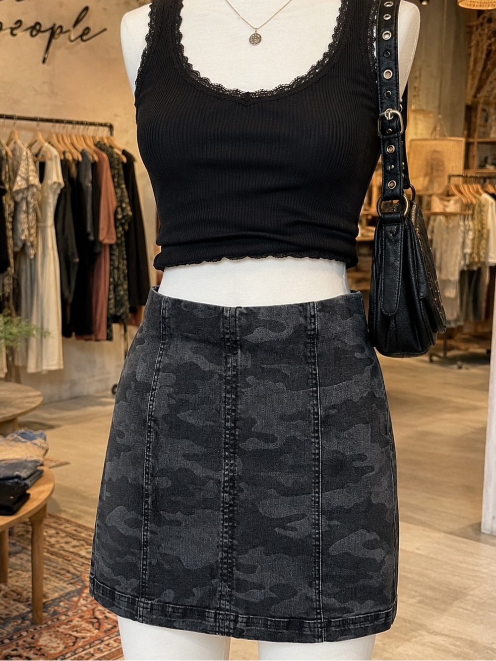 Free People Black Camo Denim Mini Skirt Size 10 Stretch Exposed Back Zip